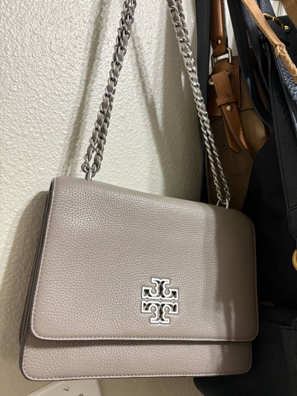 Tory Burch Grey Pebbled Leather Shoulder Bag with Logo Hardware